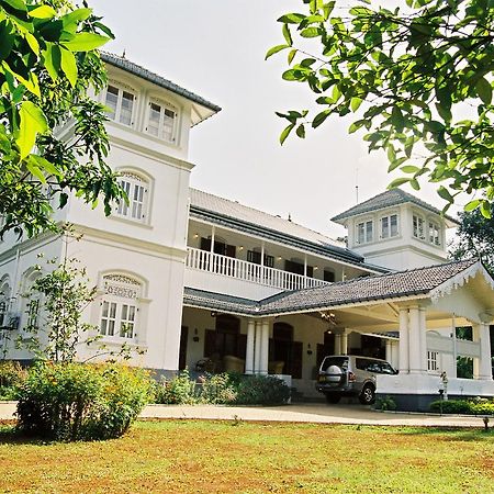 Manor House Hotel Embulpure Exterior photo